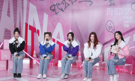 El grupo femenino de Kpop, ITZY, lanzará un nuevo álbum titulado ITz ITZY, el próximo 22 de diciembre. El grupo femenino de Kpop, ITZY, lanzará un nuevo álbum titulado ITz ITZY, el próximo 22 de diciembre.