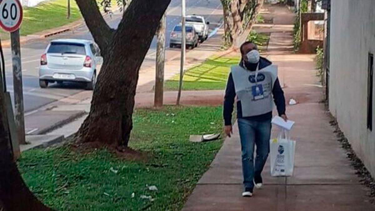 Herrera Ahuad se anotó como censista voluntario y se lo pudo ver tocando timbres por las calles de la capital provincial.