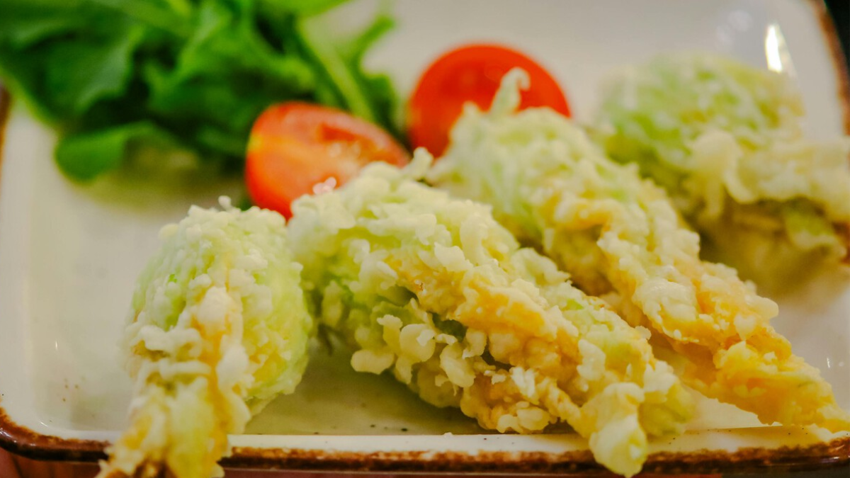 Acompañadas de salsa de jitomate