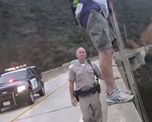 lo perseguia la policia y salto de un puente con un paracaidas
