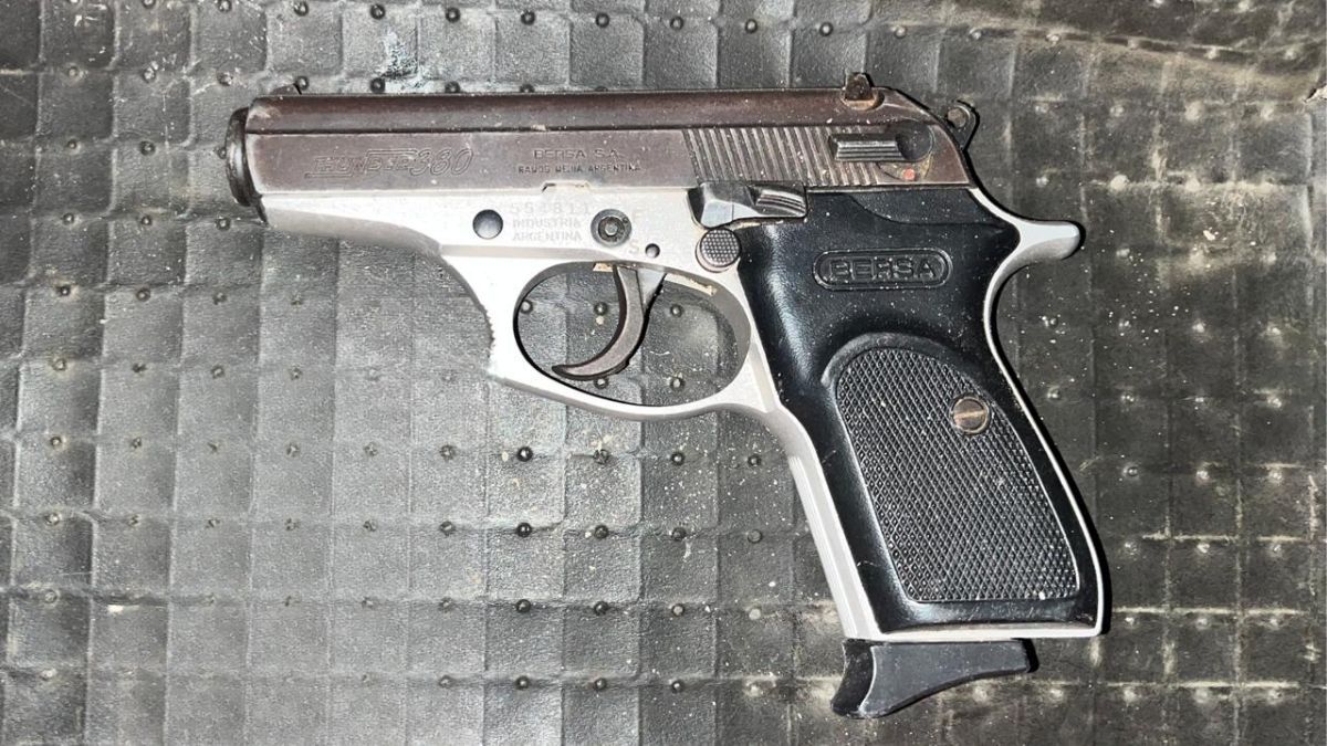 La pistola que la policía incautó cuando detuvo al segundo sospechoso. La pistola que la policía incautó cuando detuvo al segundo sospechoso.