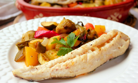 Merluza con verduras al horno: la receta con pocos ingredientes para preparar cuando quieras Merluza con verduras al horno: la receta con pocos ingredientes para preparar cuando quieras
