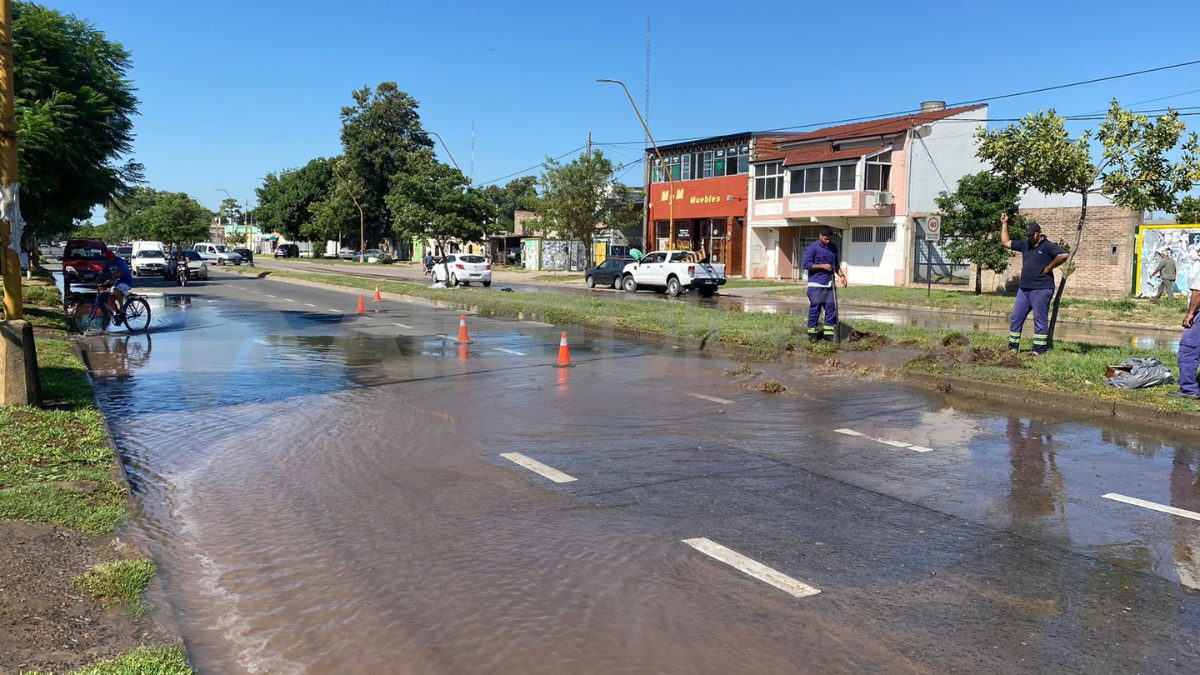 Los vecinos alertaron sobre la pérdida de agua. Una cuadrilla de ASSA trabaja en el lugar para determinar cuál es la falla.