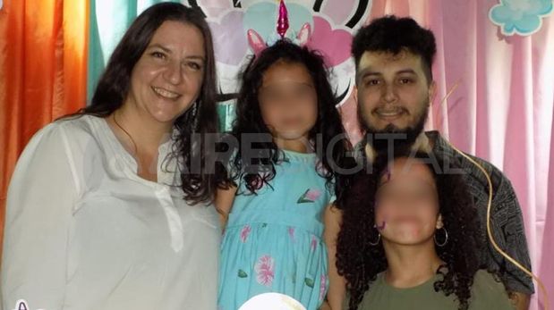 Mónica Berlanda, junto a su pareja y sus dos hijas: Micaela (12), y Luz (5).