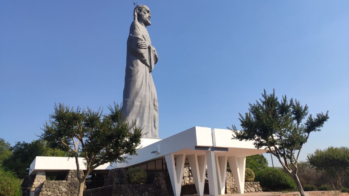 Juan Carlos Iramain, creador del Cristo de La Caldera, es el mismo artista que diseñó el famoso Cristo Bendicente del Cerro San Javier en Tucumán, buscando hermanar ambas provincias bajo su arte Juan Carlos Iramain, creador del Cristo de La Caldera, es el mismo artista que diseñó el famoso Cristo Bendicente del Cerro San Javier en Tucumán, buscando hermanar ambas provincias bajo su arte
