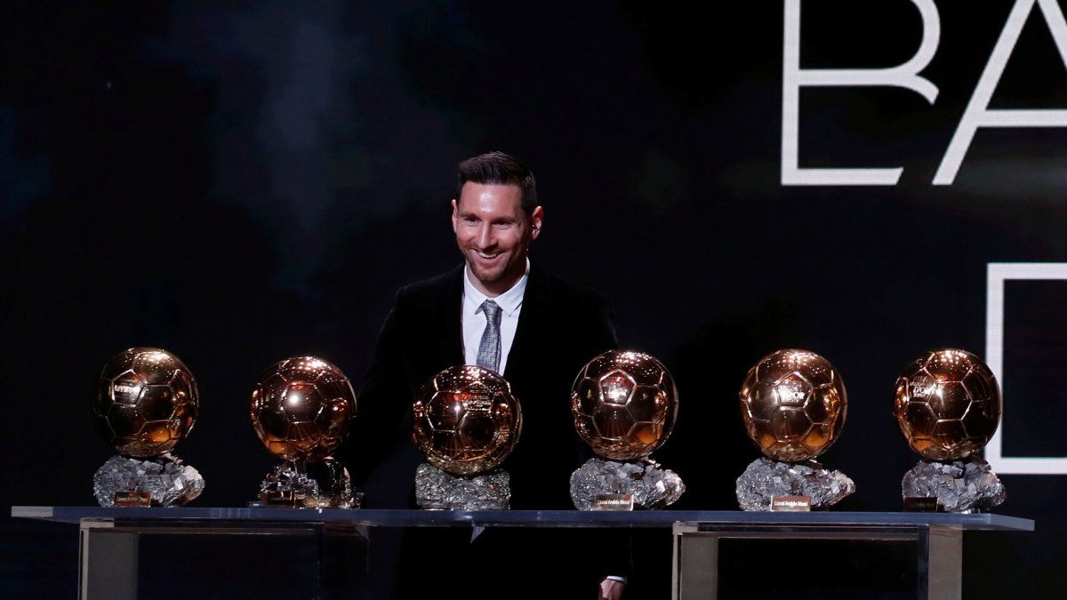 Lionel Messi posando con sus seis galardones al Bal&oacute;n de Oro.
