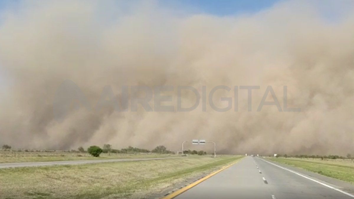 Así se vio la tierra que levantó el fuerte viento en la Autovía 19 entre Santa Fe y Córdoba y complicó el tránsito.