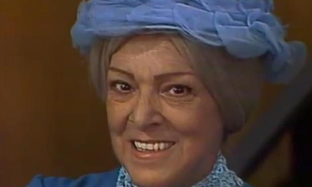 Piden cancelar el personaje de la Bruja del 71 que brillaba en el Chavo del 8