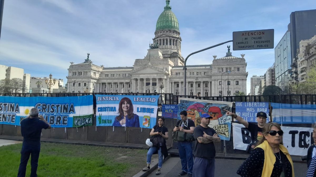 El Congreso de la Nación está rodeado de vallas, como parte del megaoperativo de seguridad. El Congreso de la Nación está rodeado de vallas, como parte del megaoperativo de seguridad.