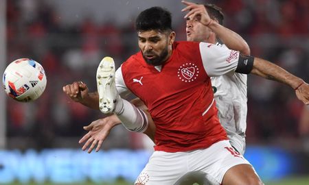 Barras de Independiente le reclamaron a los jugadores por el mal nivel del equipo, luego del empate ante Sarmiento por el Torneo de la Liga Profesional. Barras de Independiente le reclamaron a los jugadores por el mal nivel del equipo, luego del empate ante Sarmiento por el Torneo de la Liga Profesional.