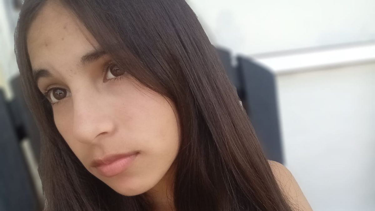 Al momento de su desaparición, la adolescente vestía una remera marca Vitie, una calza corta con estampado militar y borceguíes.