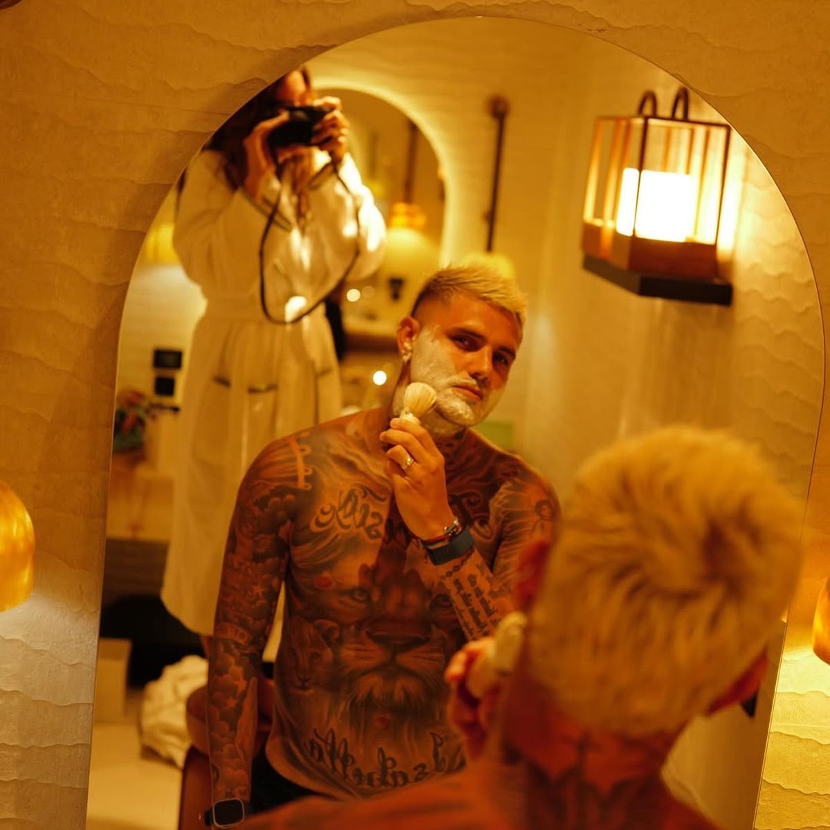 La China Suárez publicó fotos de Mauro Icardi afeitándose y desató un escándalo. La China Suárez publicó fotos de Mauro Icardi afeitándose y desató un escándalo.