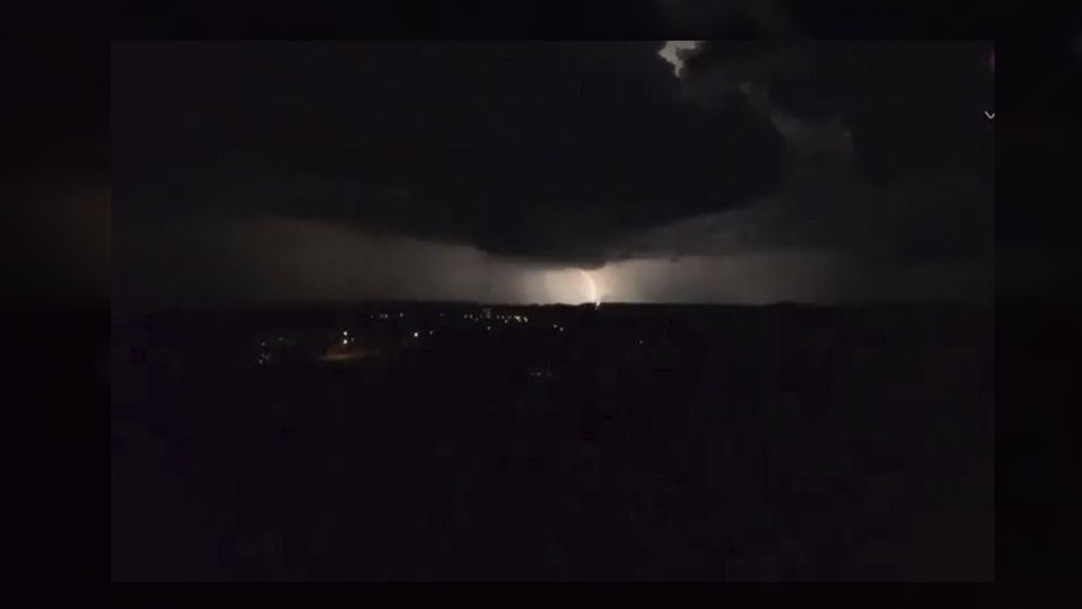 Filman una tormenta de rayos teniendo lugar sobre un espectáculo de fuegos artificiales