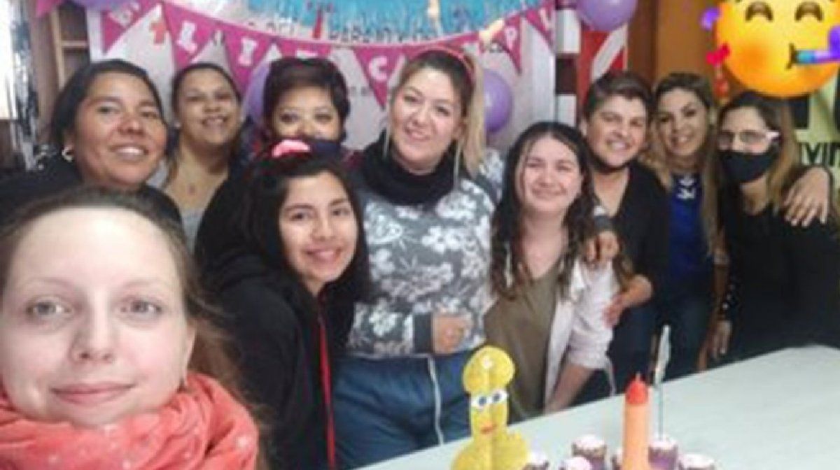 Buenos Aires: una candidata a concejal causó un escándalo por festejar un cumpleaños con juguetes sexuales en un merendero