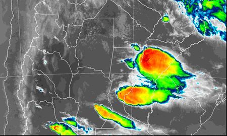 La imagen satelital de las tormentas sobre la provincia de Santa Fe a las 20.40 del domingo 10 de enero. La imagen satelital de las tormentas sobre la provincia de Santa Fe a las 20.40 del domingo 10 de enero.