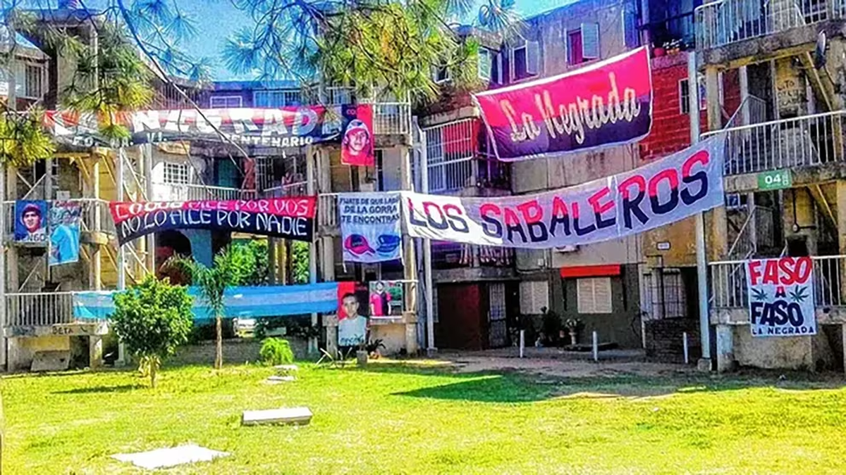 Las banderas de La Negrada en el barrio Centenario. Las banderas de La Negrada en el barrio Centenario.