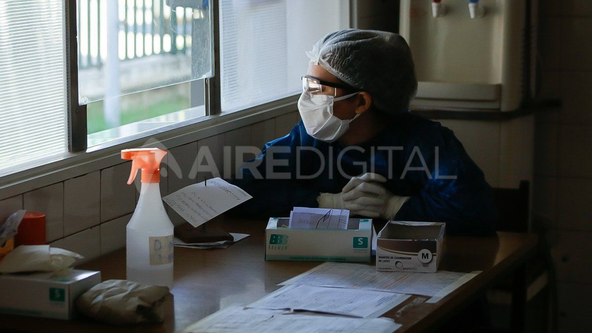 Amenazas, insultos y aplausos: los contrastes en la forma en que se trata al personal de salud