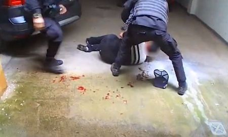 Las Taser inmovilizan a un agresor mediante una descarga eléctrica sin provocar lesiones graves. Las Taser inmovilizan a un agresor mediante una descarga eléctrica sin provocar lesiones graves.