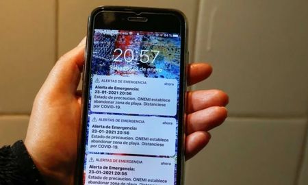 Minutos después del sismo, la Onemi pidió abandonar la zona de playa del territorio antártico ante la posible llegada de un tsunami. Pero debido a un error técnico el aviso llegó a los celulares a parte de los 18 millones de habitantes de Chile. Minutos después del sismo, la Onemi pidió abandonar la zona de playa del territorio antártico ante la posible llegada de un tsunami. Pero debido a un error técnico el aviso llegó a los celulares a parte de los 18 millones de habitantes de Chile.