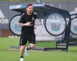 Lionel Messi y Leonardo Paredes entrenando en el predio de la Selección Argentina en Ezeiza. Lionel Messi y Leonardo Paredes entrenando en el predio de la Selección Argentina en Ezeiza.