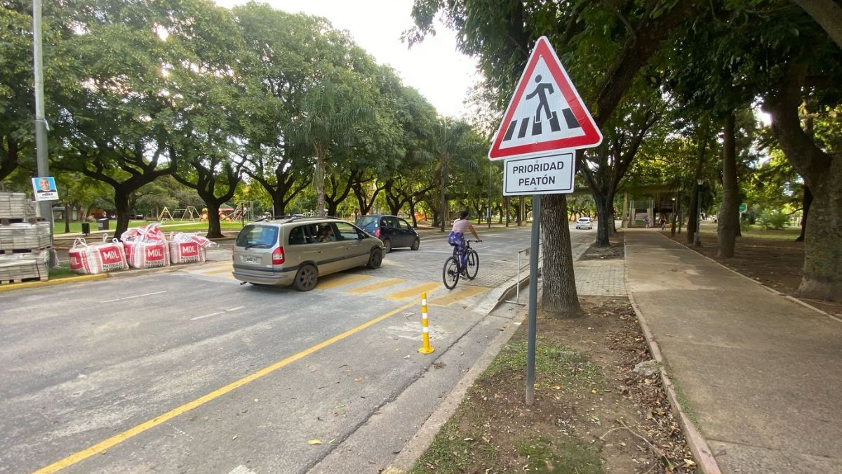 Él manda peatón de la Costanera a la altura del puente peatonal
