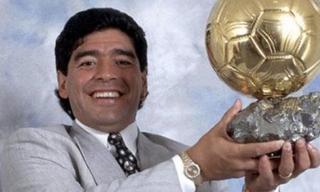 Diego Maradona obtuvo dos veces el Balón de Oro de manera simbólica. Diego Maradona obtuvo dos veces el Balón de Oro de manera simbólica.