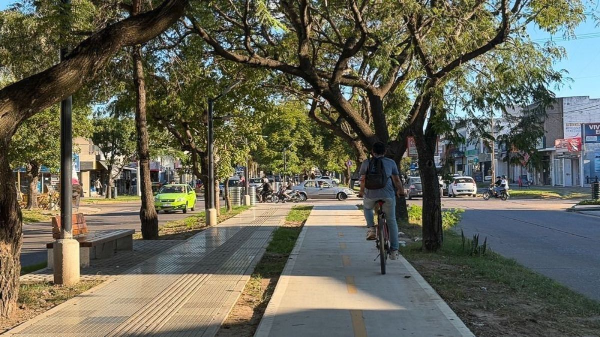 Con un 77 % de avance, los vecinos ya disfrutan de las veredas renovadas, bicisendas y nuevo mobiliario urbano en Aristóbulo del Valle. Con un 77 % de avance, los vecinos ya disfrutan de las veredas renovadas, bicisendas y nuevo mobiliario urbano en Aristóbulo del Valle.