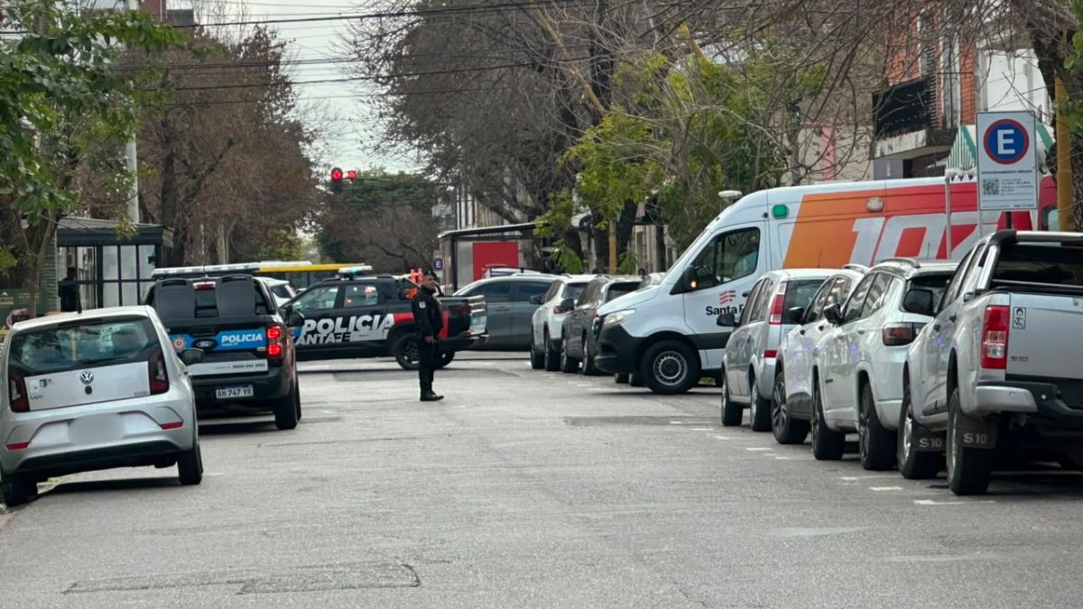 El hecho ocurre en un edificio de calle Alvear al 3300 de Santa Fe. Trabajan el Grupo de Operaciones Especiales, personal policial y una ambulancia del 107.