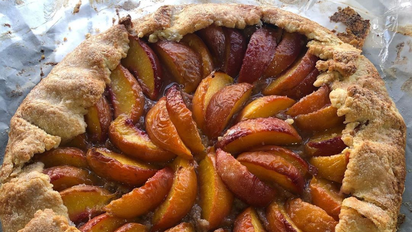 Tarta rústica de duraznos de Dolli Irigoyen: la receta sin molde y con relleno francés