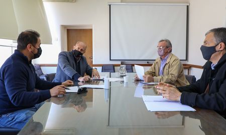 En la reunión que mantuvieron el Gobernador Omar Perotti, el ministro Daniel Costamagna, el ministro de Trabajo, Juan Manuel Pusineri y el representante de los trabajadores petroquímicos, Mauricio Brizuela, se confirmó que hay interesados en adquirir la planta de DOW en el sur provincial. En la reunión que mantuvieron el Gobernador Omar Perotti, el ministro Daniel Costamagna, el ministro de Trabajo, Juan Manuel Pusineri y el representante de los trabajadores petroquímicos, Mauricio Brizuela, se confirmó que hay interesados en adquirir la planta de DOW en el sur provincial.