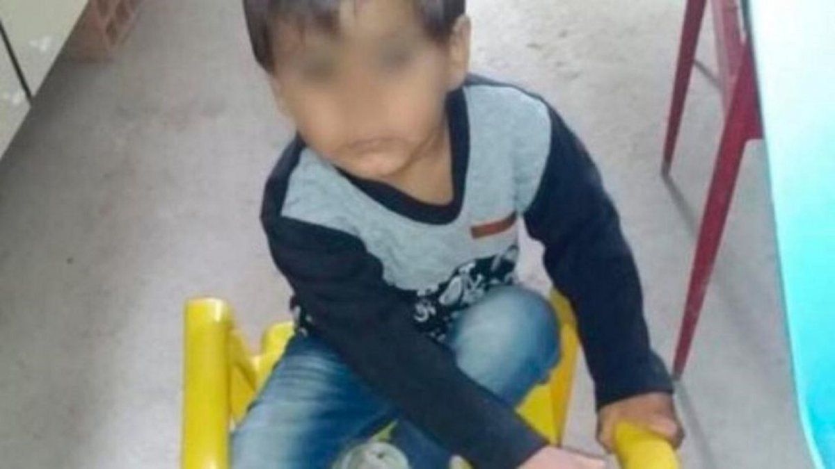 Tucumán: un nene murió atropellado por un patrullero cuando estaba sentado en el cordón.