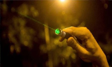 Condenaron a un hombre que creyó ver un ovni, le apuntó con su rayo láser y dejó ciego a un piloto Condenaron a un hombre que creyó ver un ovni, le apuntó con su rayo láser y dejó ciego a un piloto