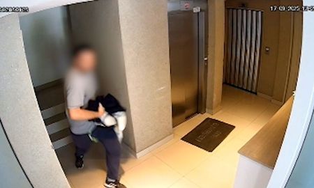 El momento en que el hombre huye del edificio corriendo, tras el presunto intento de abuso sobre una chica en el ascensor, en la ciudad de Santa Fe. El momento en que el hombre huye del edificio corriendo, tras el presunto intento de abuso sobre una chica en el ascensor, en la ciudad de Santa Fe.