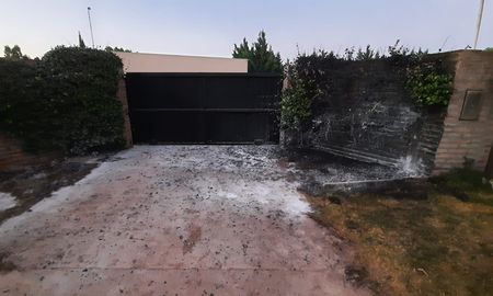 Desconocidos atentaron contra la casa del director de la Región Sanitaria I de la localidad bonaerense de Bahía Blanca, Maximiliano Núñez Farina. Desconocidos atentaron contra la casa del director de la Región Sanitaria I de la localidad bonaerense de Bahía Blanca, Maximiliano Núñez Farina.