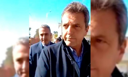 Escracharon a Sergio Massa en su paso por la universidad de Córdoba al grito de caradura Escracharon a Sergio Massa en su paso por la universidad de Córdoba al grito de caradura