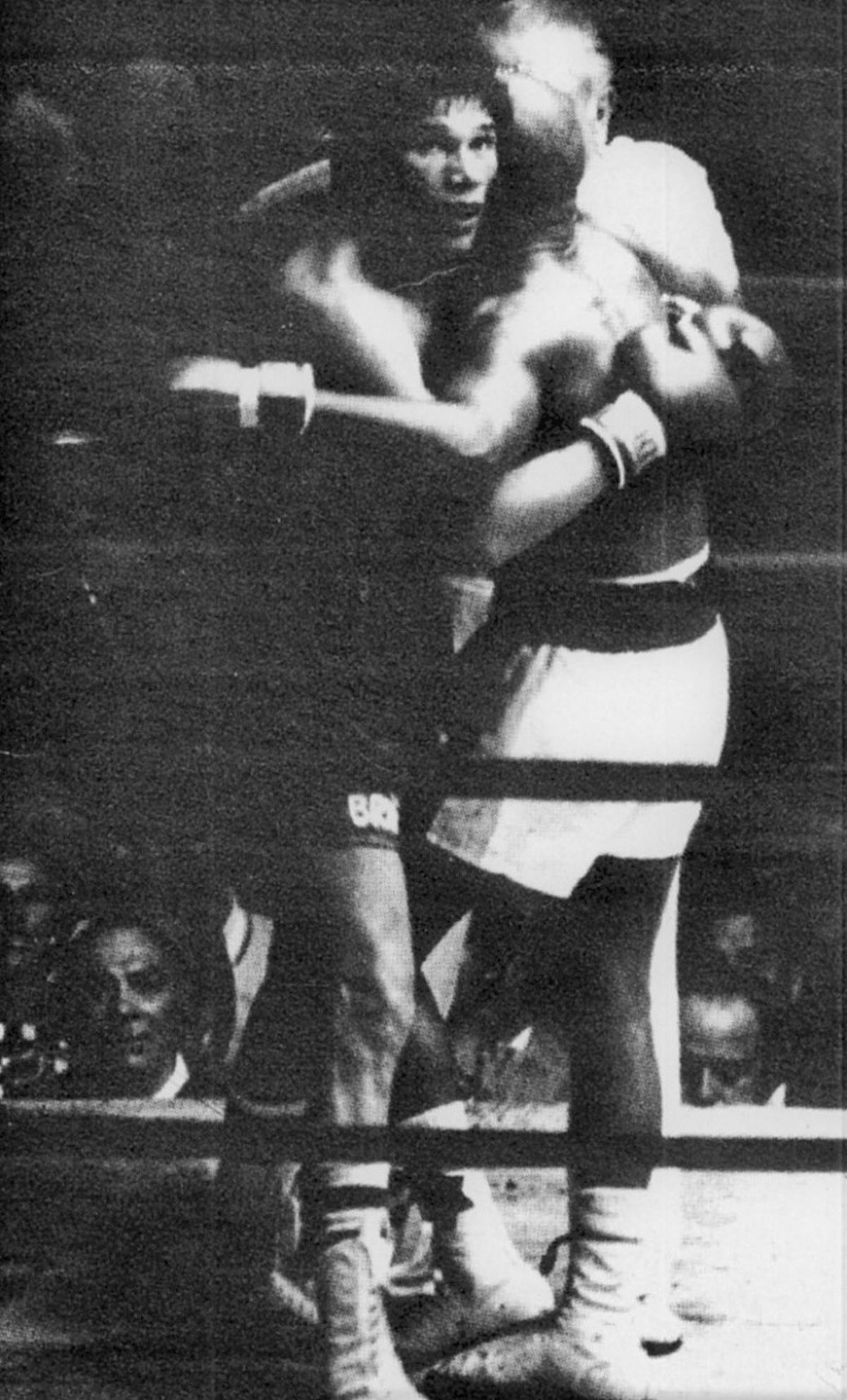 Instintivamente, Monzón hizo lo que cualquier otro púgil hubiera realizado en un momento tan crítico como este: amarrar a su rival. Aun sentido como estaba, el campeón miró el reloj del Luna Park (foto), el que marcaba que todavía restaban 55 segundos para el final del dramático 9º round.