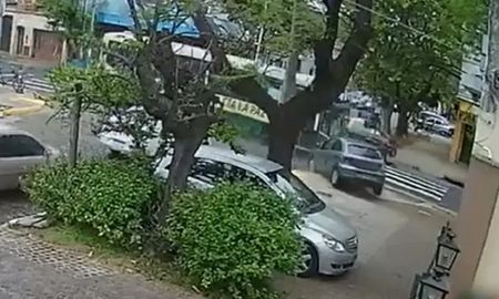 El siniestro vial, que ocurrió en la intersección de las calles Uriarte y Alvear, en Banfield, quedó registrado por las cámaras municipales. El siniestro vial, que ocurrió en la intersección de las calles Uriarte y Alvear, en Banfield, quedó registrado por las cámaras municipales.