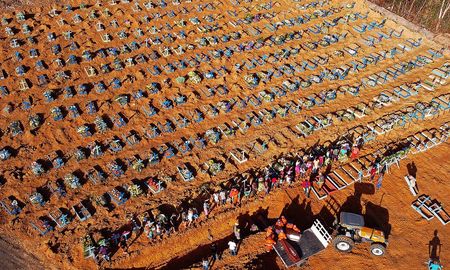 Los hospitales públicos y el servicio funerario de Manaos, la capital de la Amazonía brasileña, colapsaron ante el aumento de contagios y muertes por la pandemia de coronavirus, al igual que los cementerios que debieron recurrir a depositar los ataúdes en fosas comunes. Los hospitales públicos y el servicio funerario de Manaos, la capital de la Amazonía brasileña, colapsaron ante el aumento de contagios y muertes por la pandemia de coronavirus, al igual que los cementerios que debieron recurrir a depositar los ataúdes en fosas comunes.