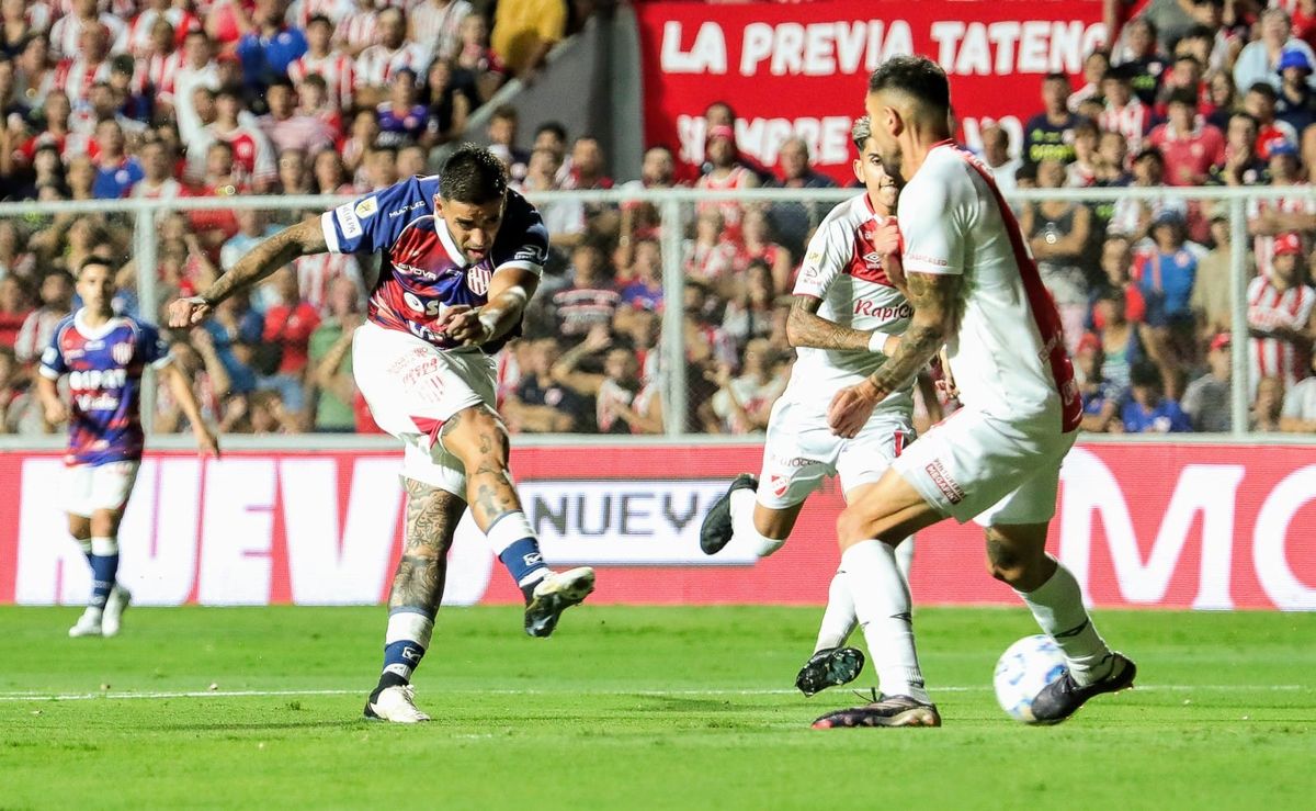 Agustín Colazo desaprovechó una situación manifiesta de gol al minuto del partido entre Unión y Argentinos.