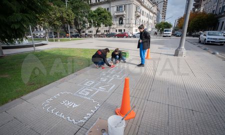 Una de las rayuelas fue pintada en Plaza de Mayo, en la esquina de Gral. López y San Jerónimo. Una de las rayuelas fue pintada en Plaza de Mayo, en la esquina de Gral. López y San Jerónimo.