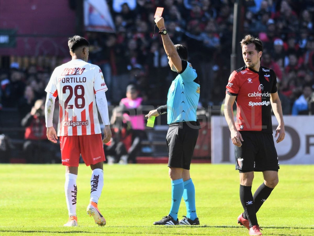 Darío Herrera expulsa a Juan Carlos Portillo por un planchazo sobre Rodrigo Aliendro.