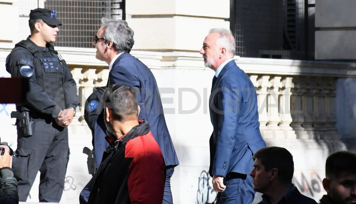 El juez federal Marcelo Bailaque, mientras ingresaba este jueves a la Facultad de Derecho de la UNR.