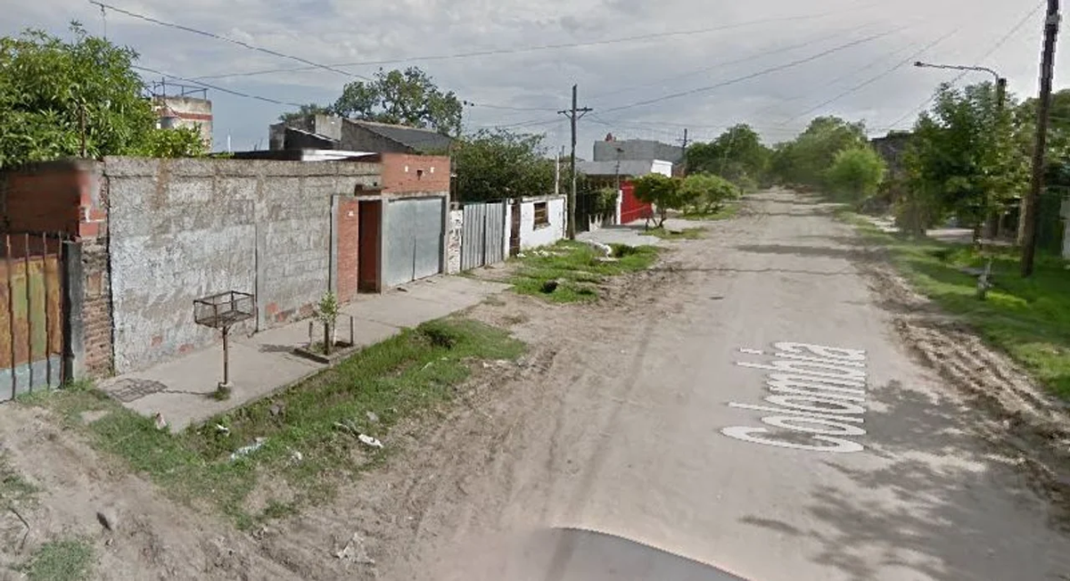 El dueño de la vivienda ubicada en la calle Colombia al 240 tomó una drástica acción contra dos operarios de la DPEC. El dueño de la vivienda ubicada en la calle Colombia al 240 tomó una drástica acción contra dos operarios de la DPEC.