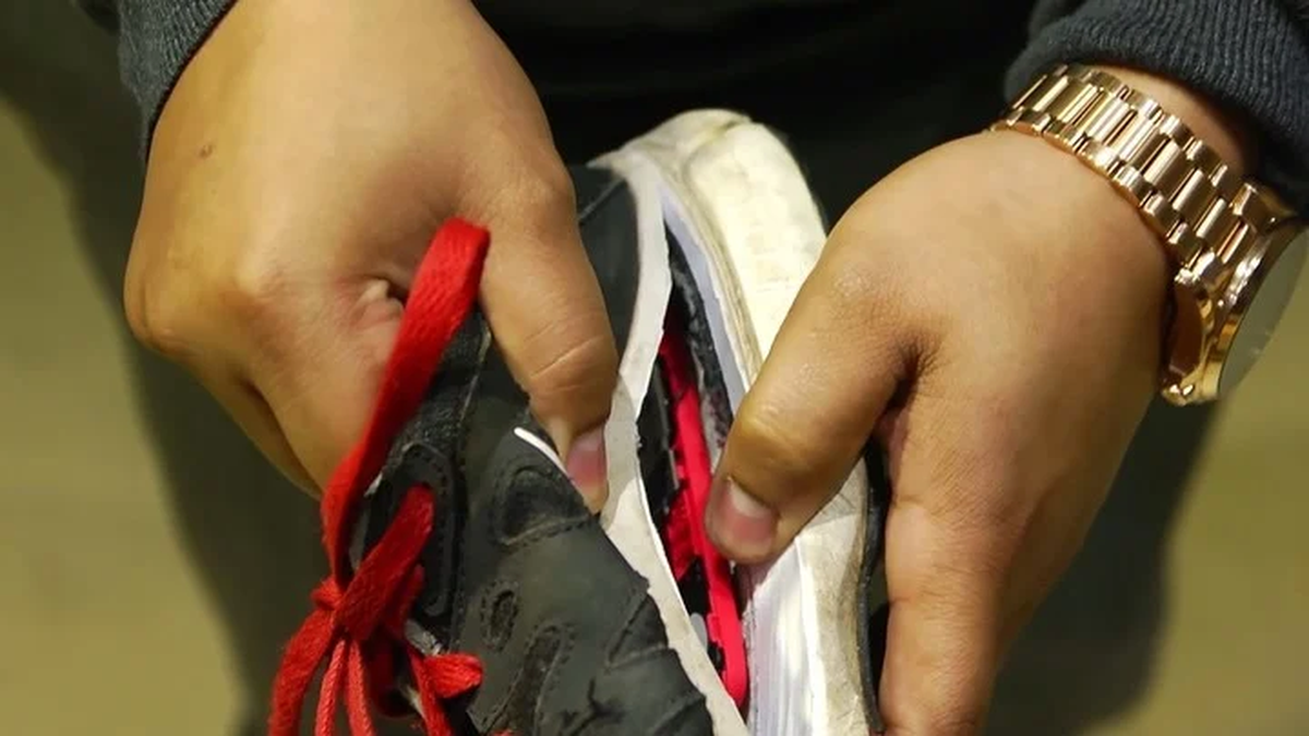 "Cre&eacute; un dispositivo que pod&iacute;a insertarse en su zapatilla y que me permitir&iacute;a rastrearlo".