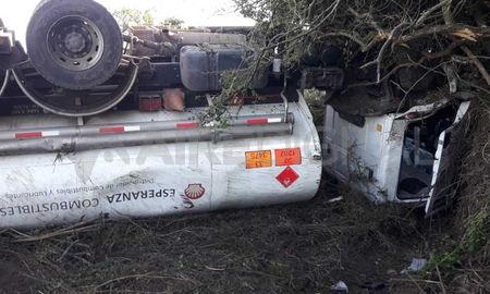 Volcó un camión cisterna cargado con combustible sobre la ruta 11 Volcó un camión cisterna cargado con combustible sobre la ruta 11