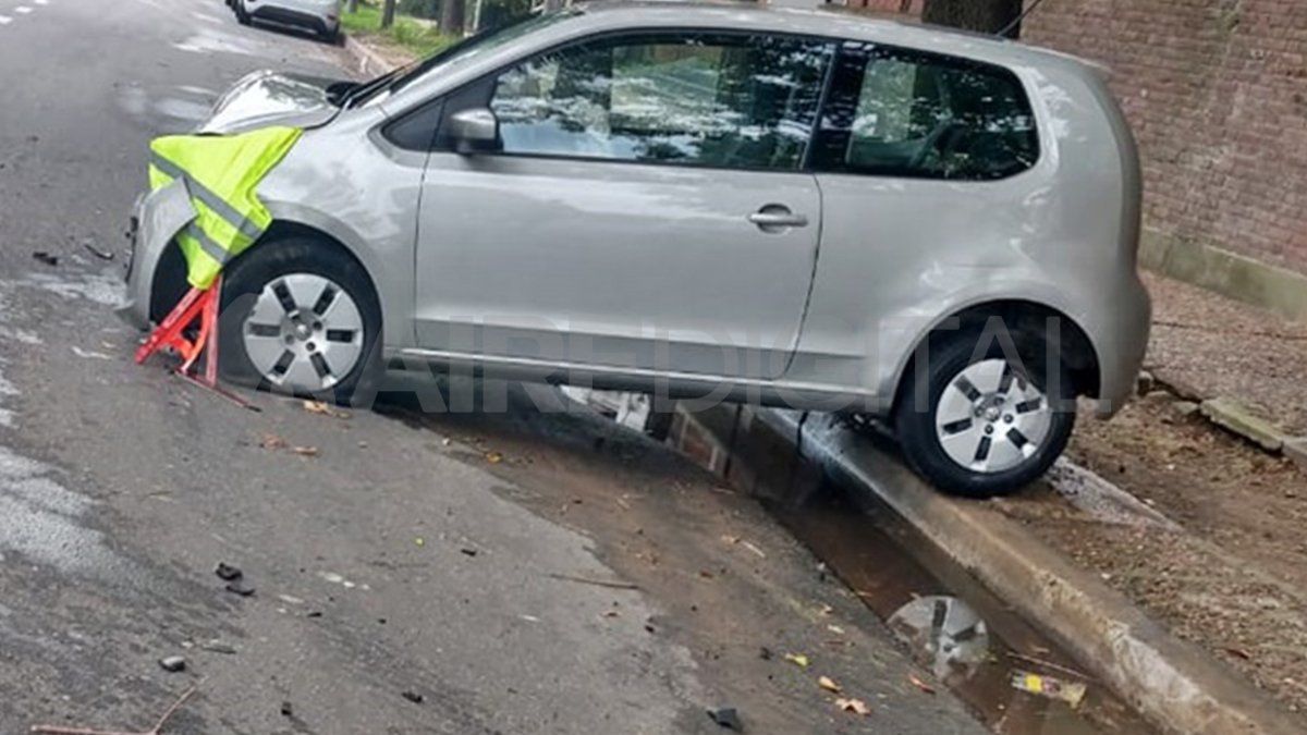 La conductora del auto no sufrió heridas pero fue asistida por el servicio de emergencia.