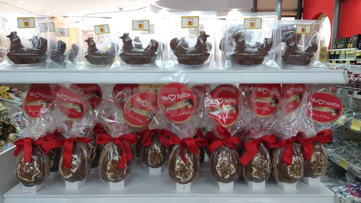La bombonería New Royal de Santa Fe, mantiene precios de huevos que van desde los $89 hasta los $14.600.