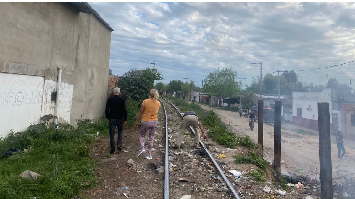 Hay varias viviendas linderas a las vías del ferrocarril. Hay varias viviendas linderas a las vías del ferrocarril.