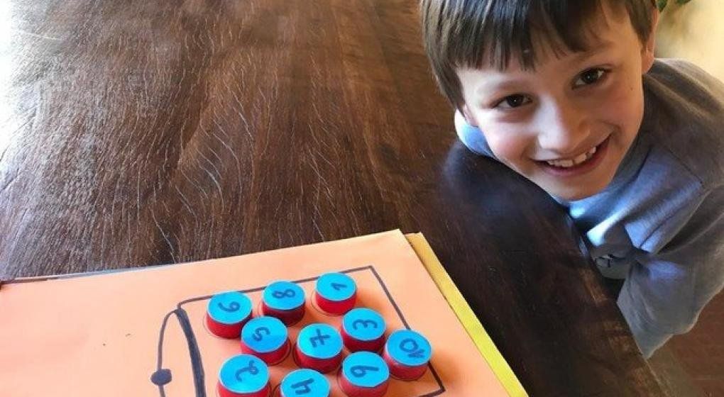 Valentín (8). Extraña ir a clases y fabricó un mástil en el patio de su casa. (Clarín)