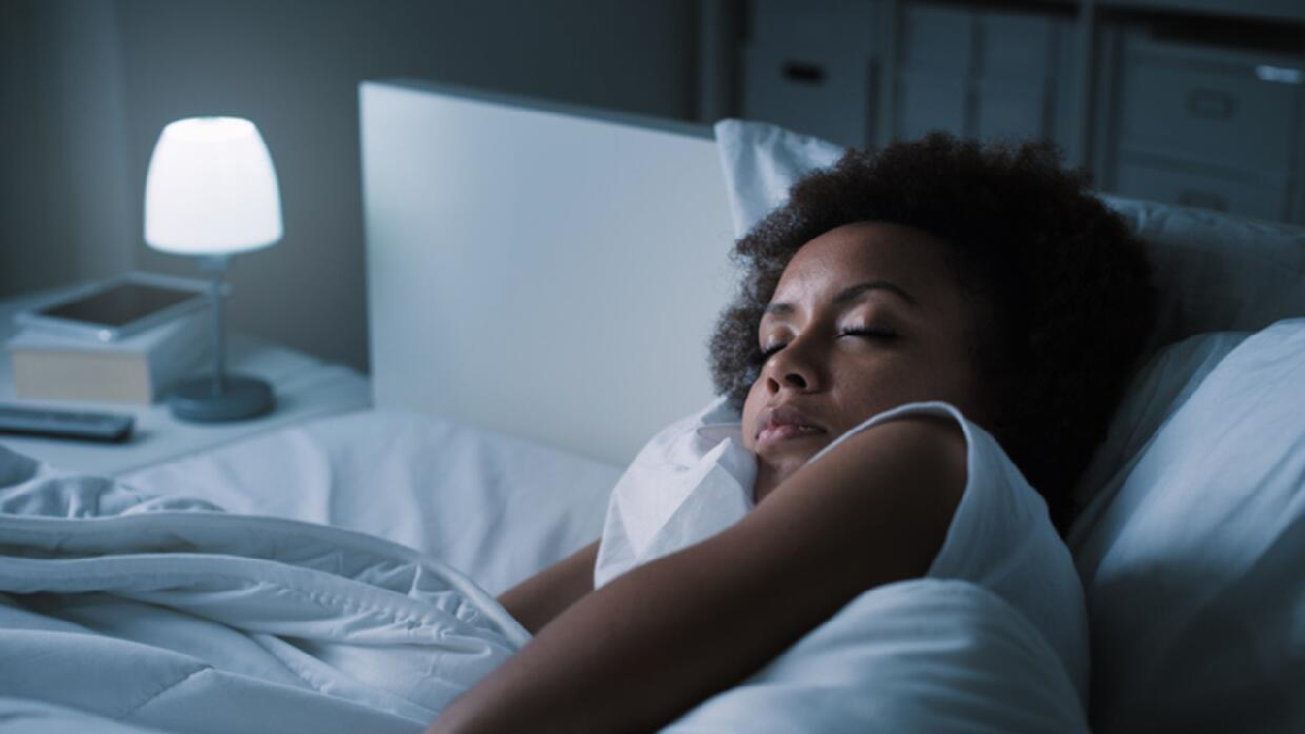 Durante el sueño hasta los niveles más bajos de iluminación en una habitación son suficientes para causar daños a la salud.
